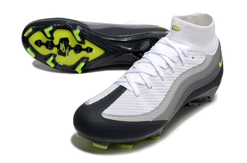 Crampons Mercurial Superfly 16 Elite XXV de Le 12 -ème Maillot, vue de côté, avec semelles en métal pour football.