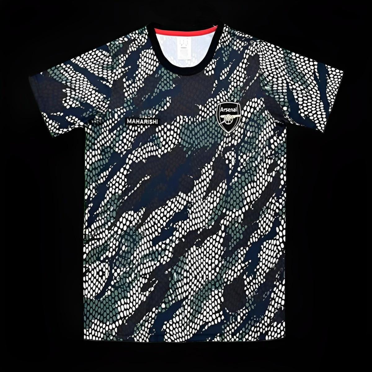Maillot de football Arsenal x MAHARISHI édition limitée 2023-2024, porté par un mannequin, détail du design et logo visible.