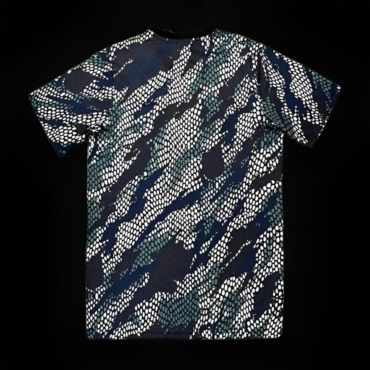 Maillot Arsenal x MAHARISHI édition limitée 2023-2024, Le 12 -ème Maillot, vue de face avec logo et design distinctif