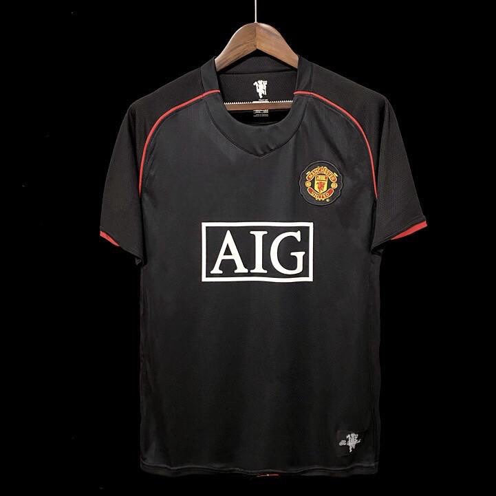 Maillot extérieur rétro Manchester United 2007-2008 Le 12-ème Maillot, vue de face avec logo et détails traditionnels.