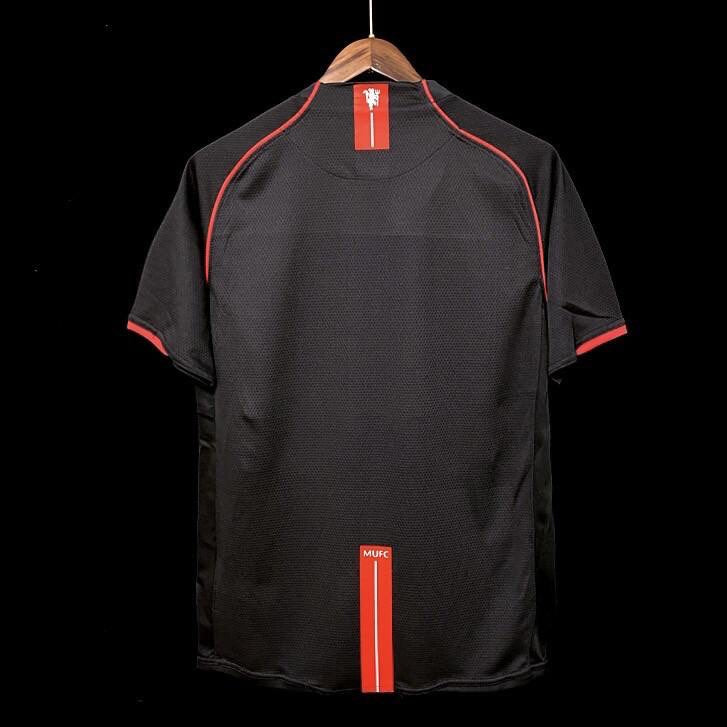 Maillot extérieur rétro Manchester United 2007-2008, Le 12-ème Maillot, avec logo et design classique, visible en image.