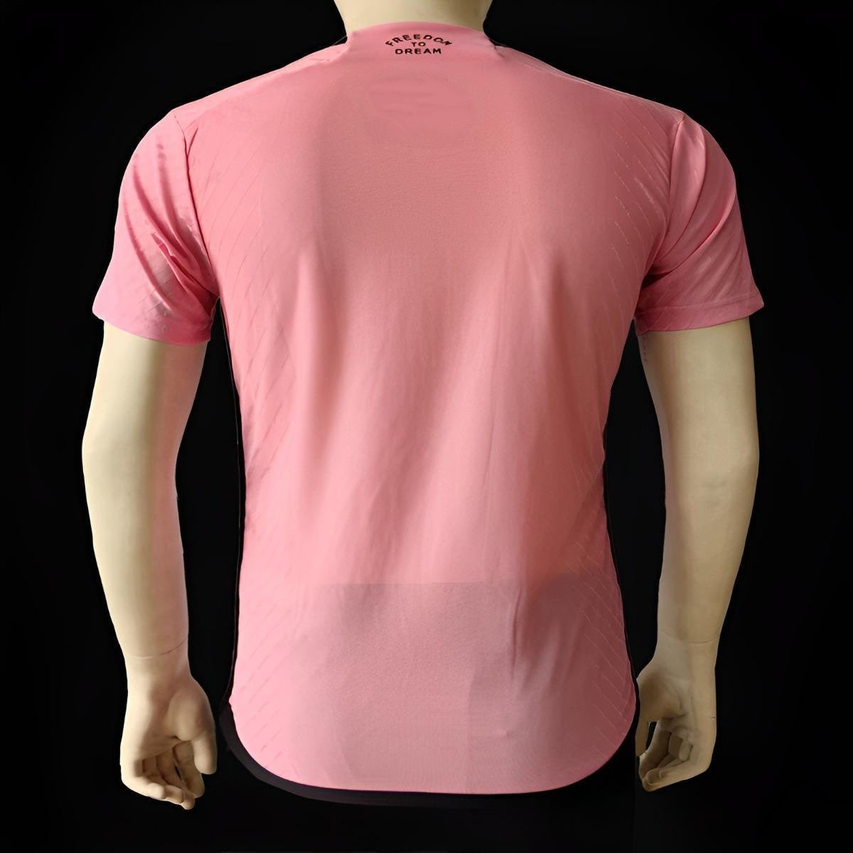 Maillot édition limitée Inter Miami Rose 2023-2024 de Le 12 -ème, vue de face avec détails du design rose et logo.
