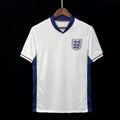 Maillot domicile de l'Angleterre 2023-2024 de la marque Le 12-ème Maillot, vue de face avec logo et détails du maillot.