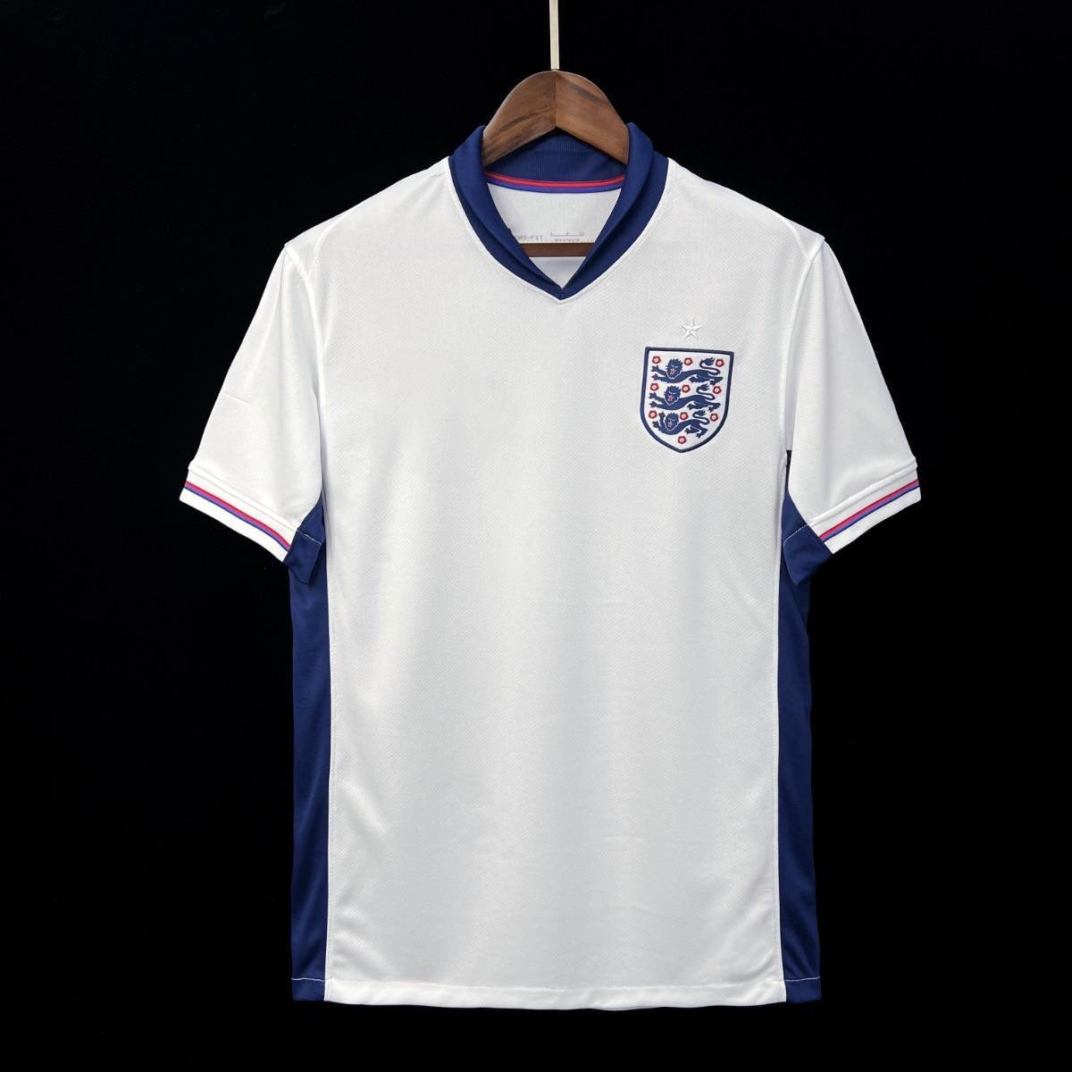 Maillot domicile de l'Angleterre 2023-2024 de la marque Le 12-ème Maillot, vue de face avec logo et détails du maillot.