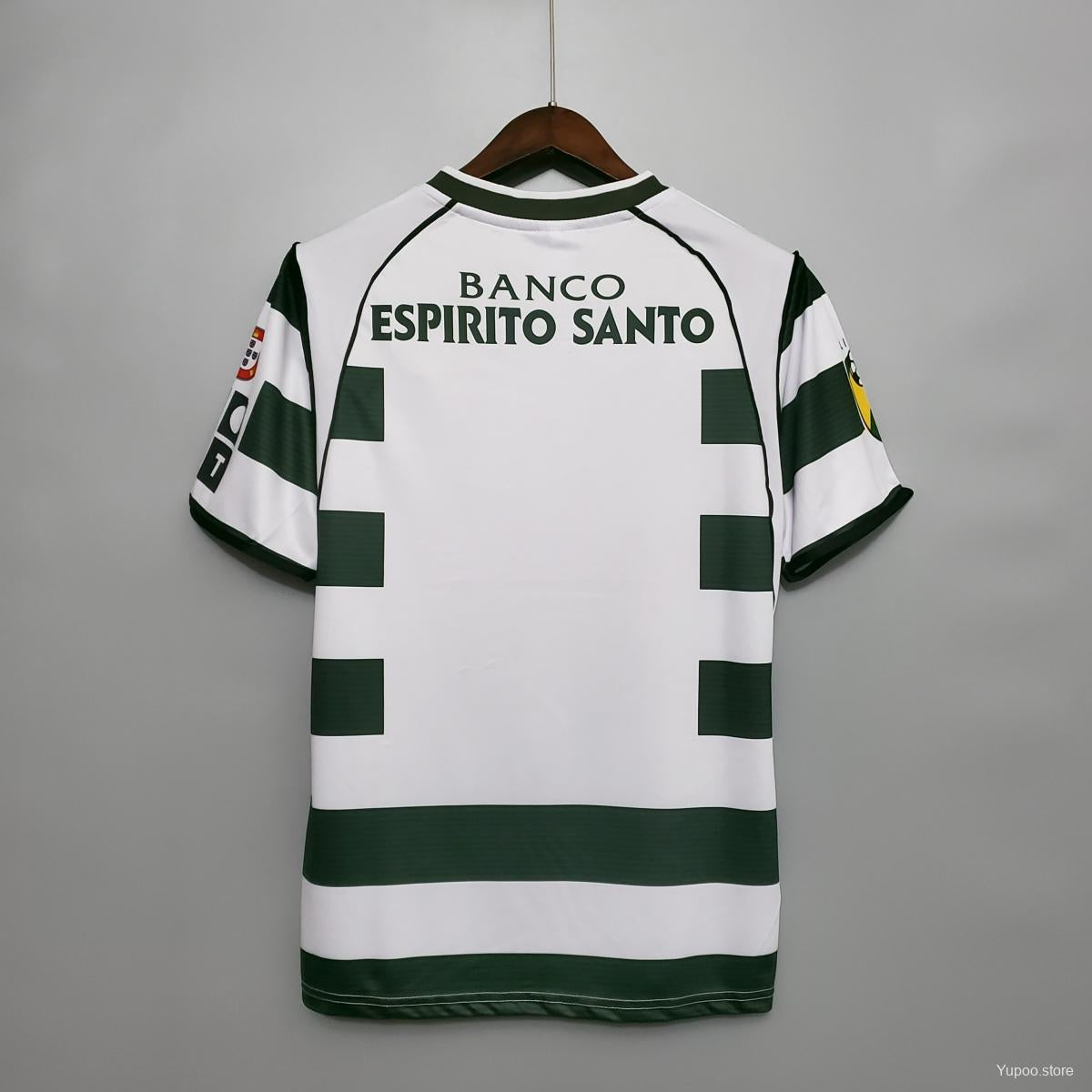 Maillot de sport 2001-2003 édition limitée Le 12 -ème Maillot, coloris et design visibles, tissu technique et logo sur le devant.