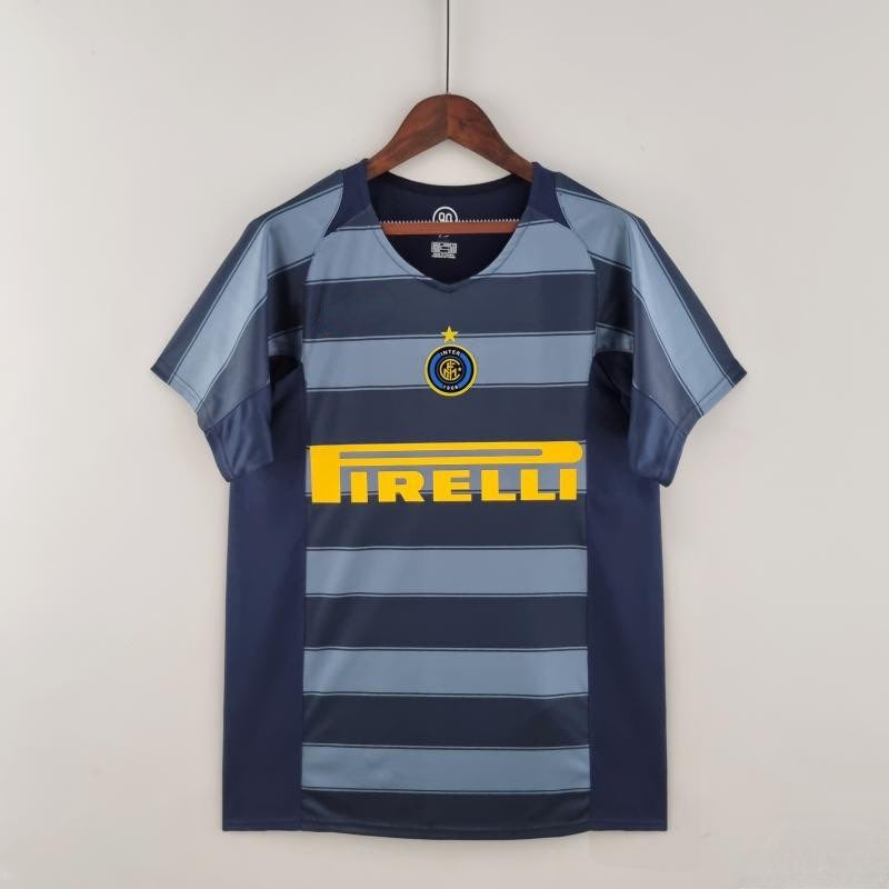 Maillot third rétro de l'Inter Milan 2004-2005, marque Le 12-ème Maillot, vue de face avec logo et design classique.
