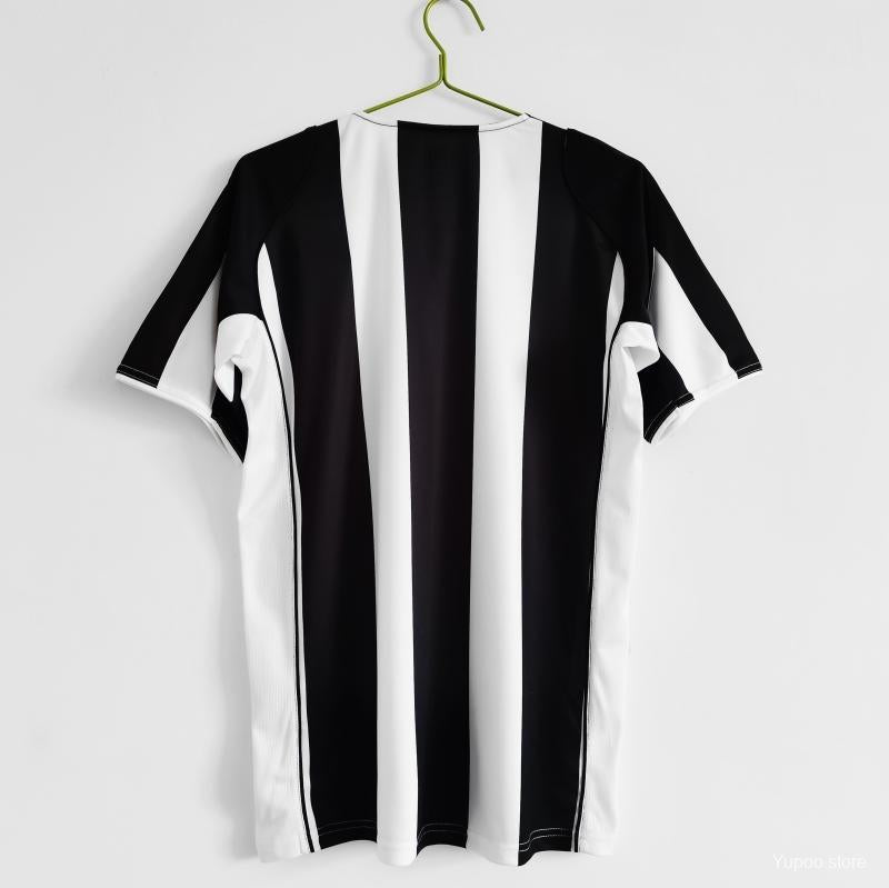 Maillot domicile rétro de la Juventus 2004-2005, par Le 12 -ème Maillot, affichant le design classique de l'équipe italienne.