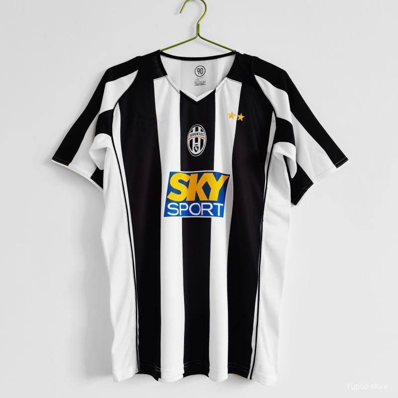 Maillot domicile rétro de la Juventus 2004-2005, marque Le 12 -ème Maillot, montrant le design classique en blanc et noir.
