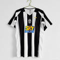 Maillot domicile rétro de la Juventus 2004-2005, marque Le 12 -ème Maillot, montrant le design classique en blanc et noir.