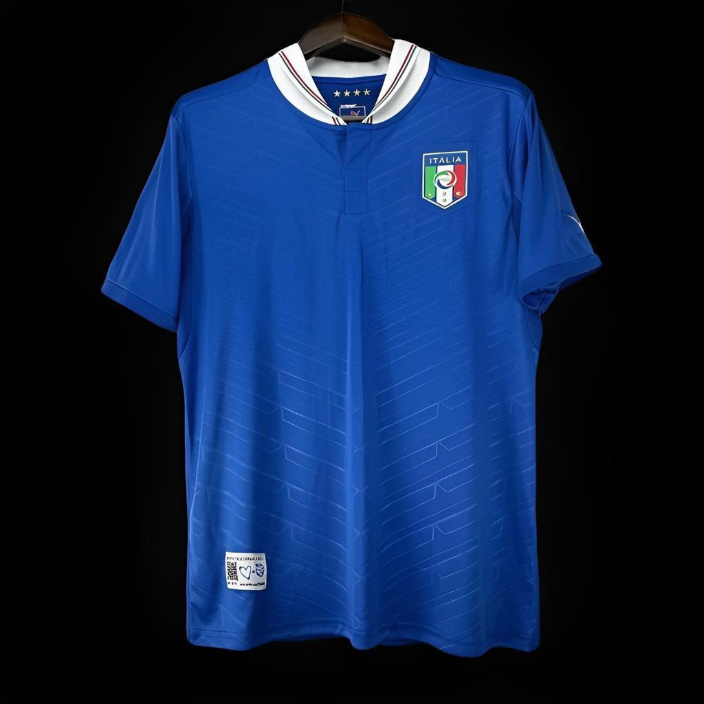Maillot domicile rétro de l'Italie 2012, marque Le 12 -ème Maillot, vue partielle du design blanc et bleu du maillot.