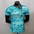 Maillot Liverpool Le 12 -ème Maillot, jersey de football rouge avec logo du club, porté par un modèle sur fond blanc.