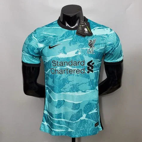 Maillot Liverpool Le 12 -ème Maillot, jersey de football rouge avec logo du club, porté par un modèle sur fond blanc.