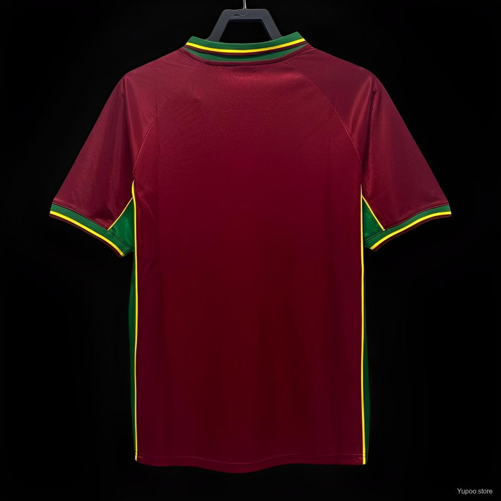 Maillot domicile rétro du Portugal 1988, marque Le 12 -ème Maillot, vue de face avec détails du design traditionnel.