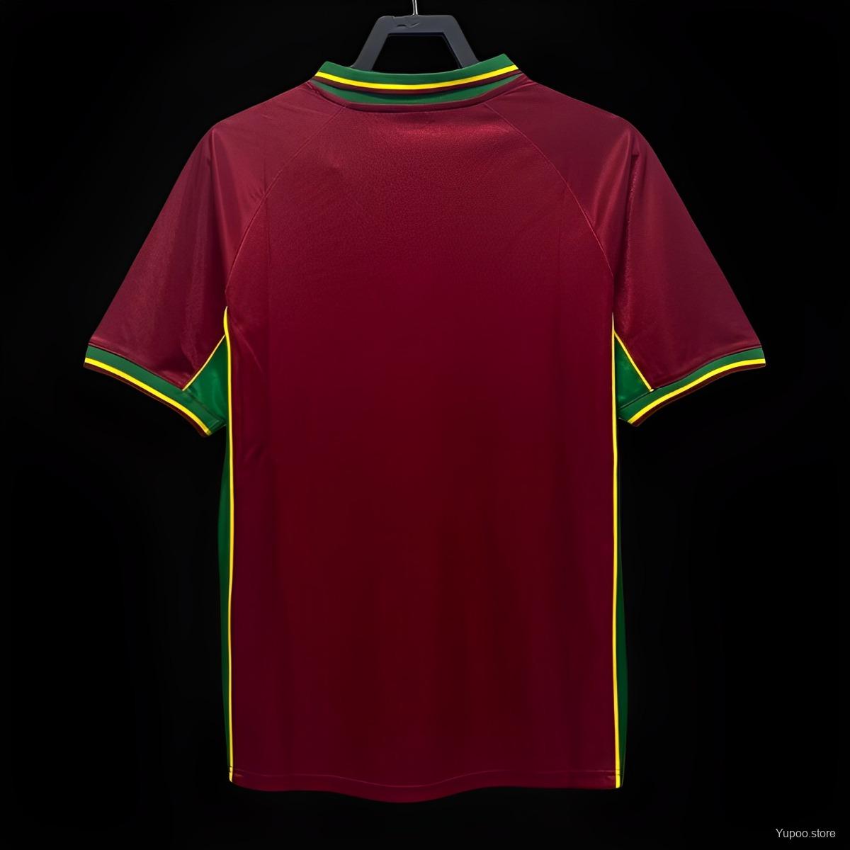 Maillot domicile rétro du Portugal 1988, marque Le 12 -ème Maillot, vue de face avec détails du design traditionnel.