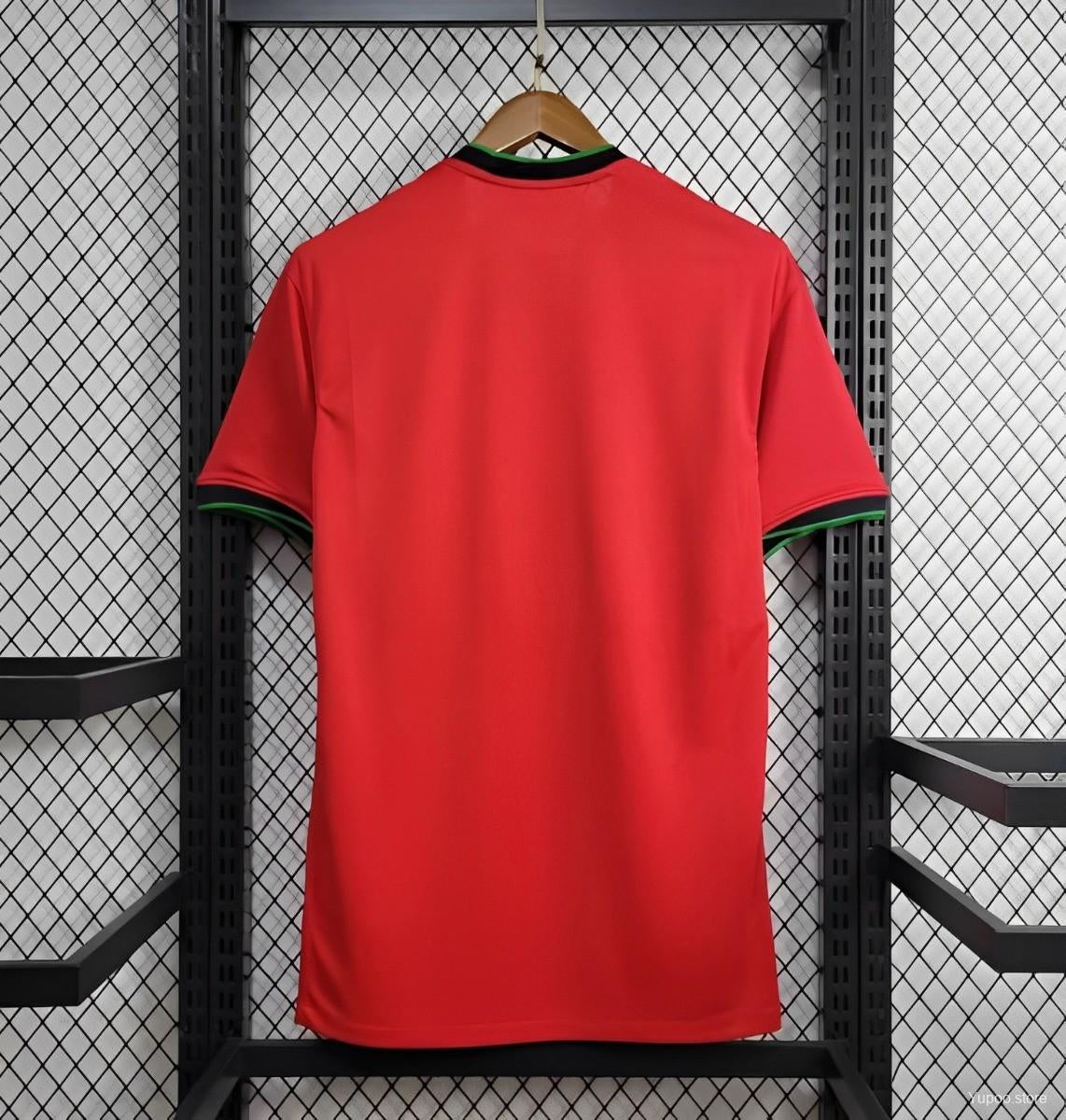 Maillot domicile Portugal 2023-2024 de Le 12 -ème Maillot, vue de face avec logo et design rouge et vert.