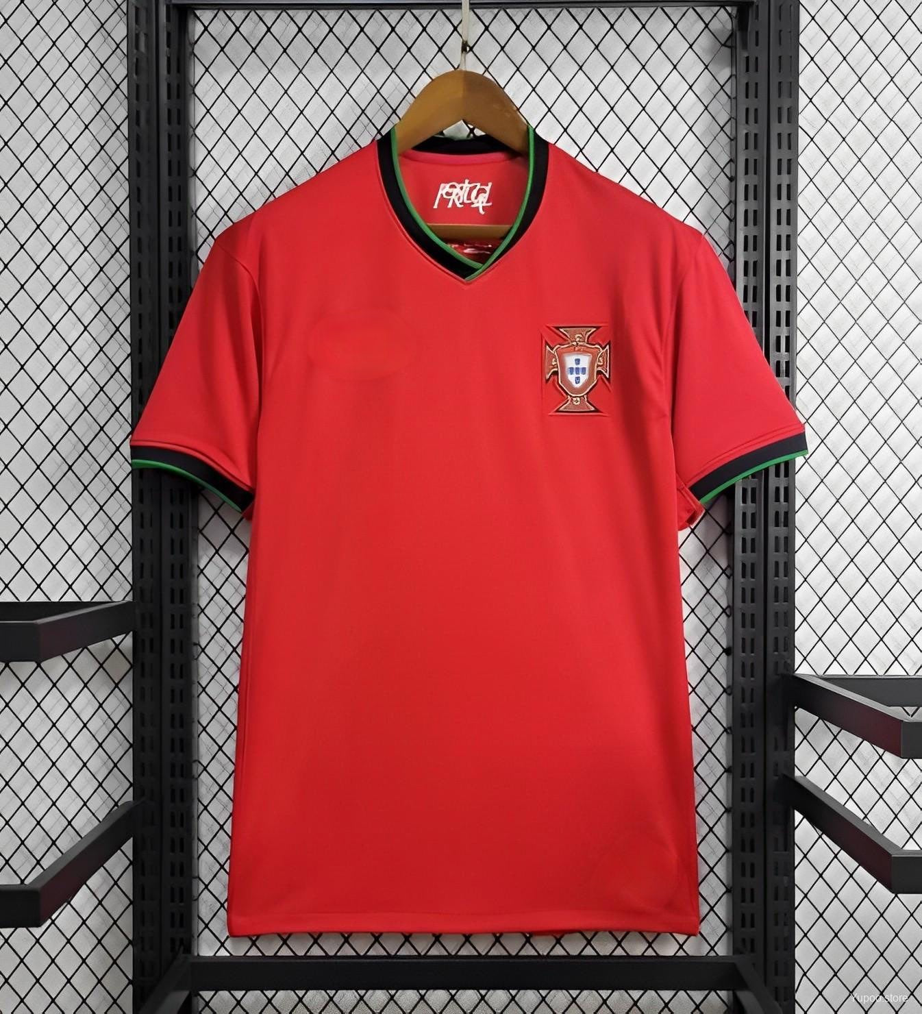 Maillot domicile du Portugal 2023-2024 de la marque Le 12 -ème Maillot, vue de face avec les détails du design.