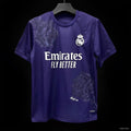 Maillot Real Madrid x Yamamoto violet 2024-2025, Le 12 -ème Maillot, vue de face avec logo et design violet.