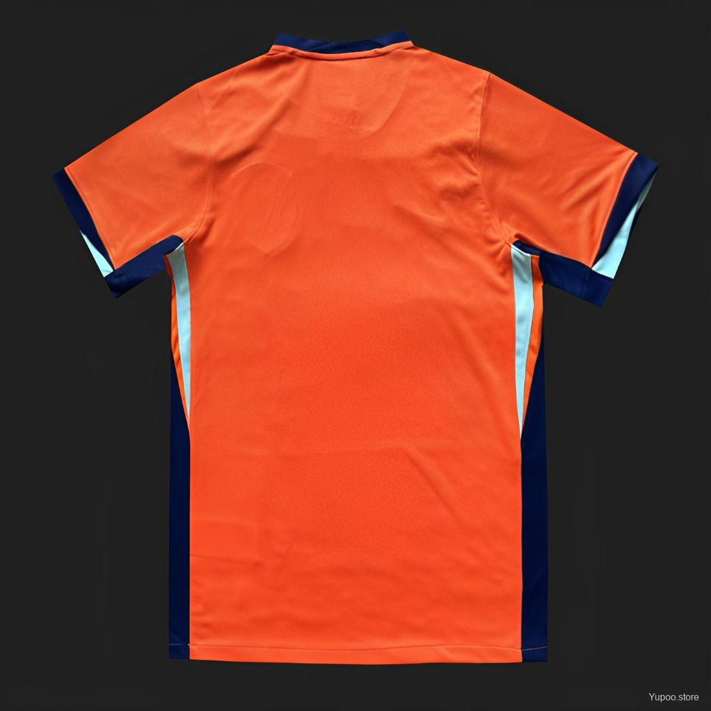Maillot domicile Pays-Bas 2023 2024 Le 12-ème Maillot, vue front avec design orange, bleu et blanc, logo national visible.