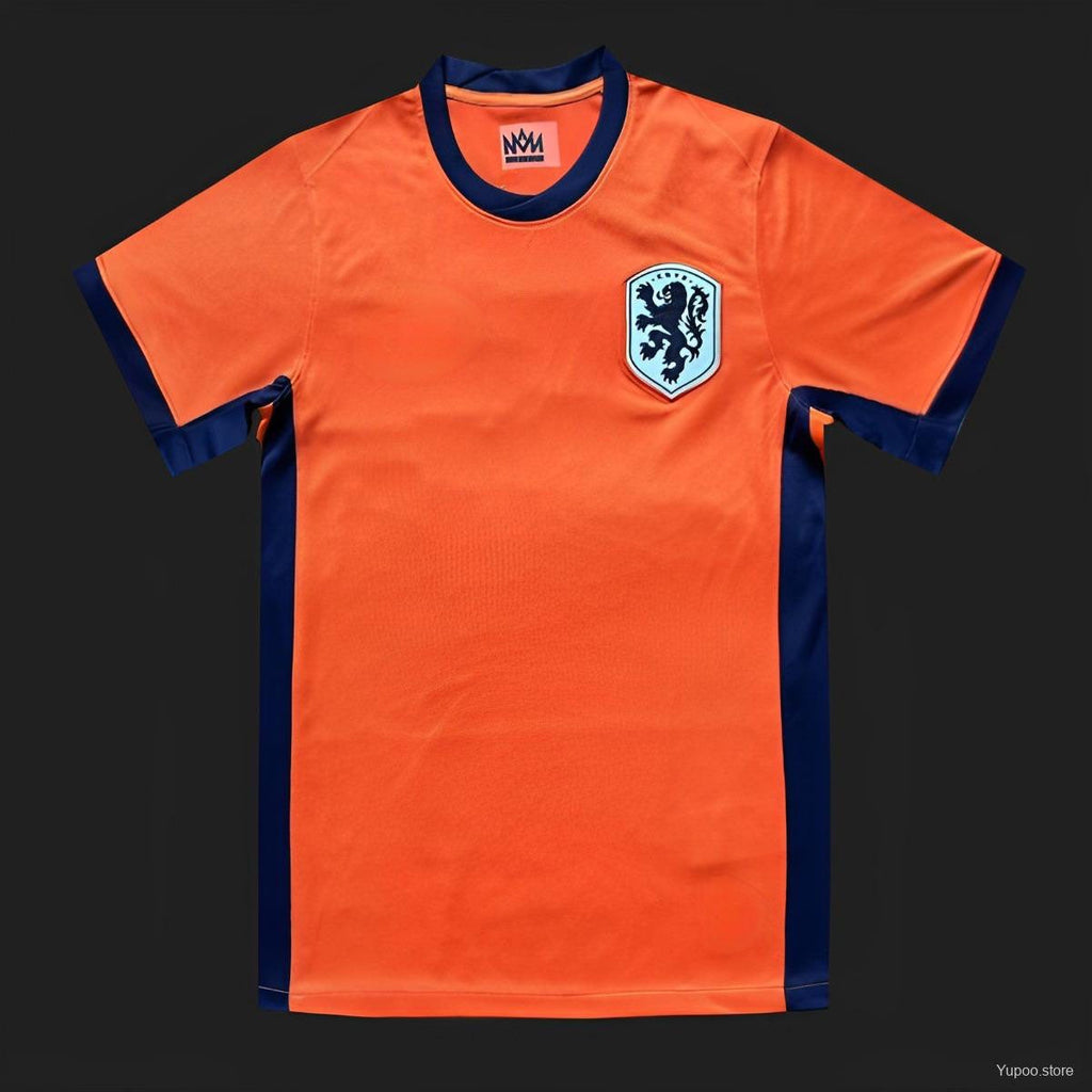 Maillot domicile Pays-Bas 2023-2024 Le 12-ème Maillot, devant avec logo orange et détails bleus, porté sur mannequin.