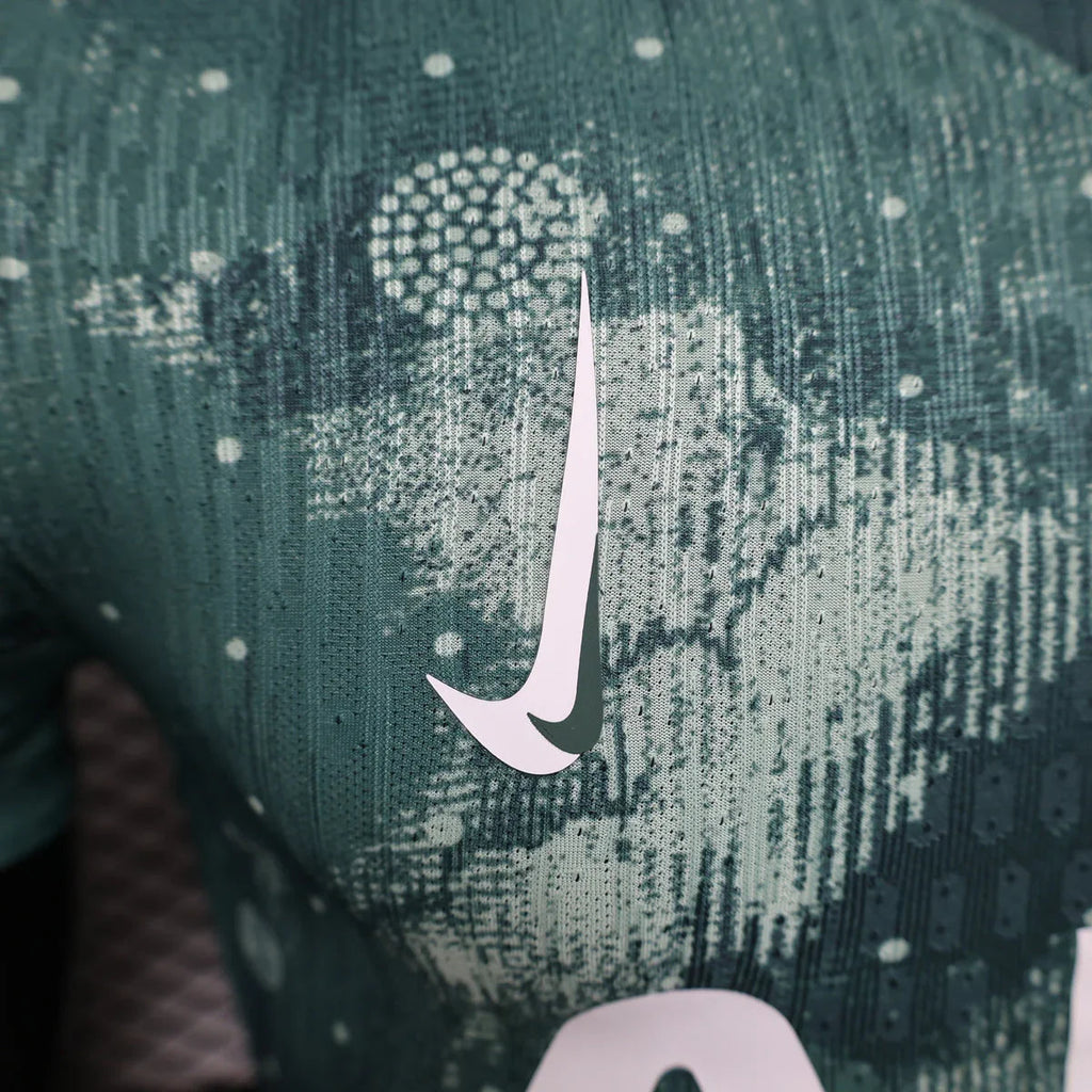 Maillot Tottenham 2024/2025 Le 12 -ème Maillot, maillot de football avec logo officiel, vue de face sur fond blanc