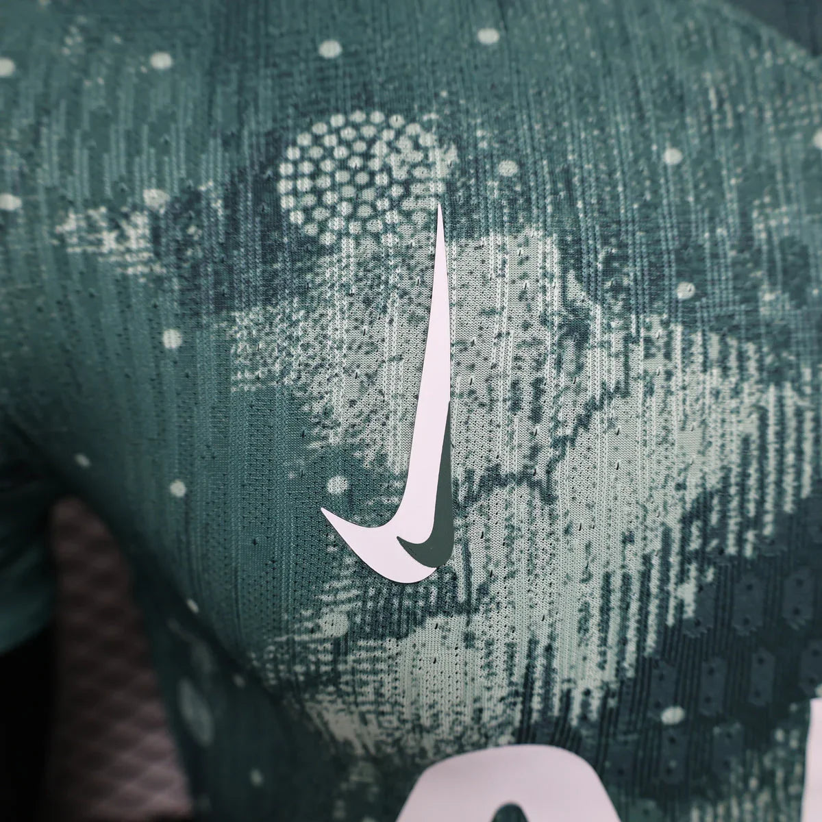 Maillot Tottenham 2024/2025 Le 12 -ème Maillot, maillot de football avec logo officiel, vue de face sur fond blanc