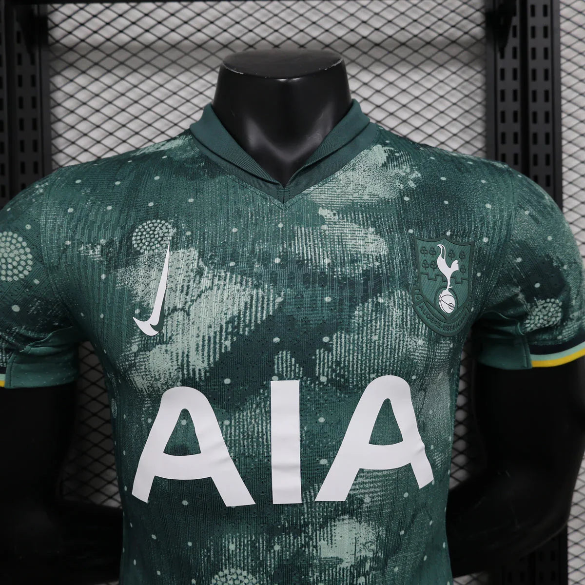 Maillot Tottenham 2024/2025 Le 12 -ème Maillot, vue frontale avec logo Tottenham et détails du maillot de football.