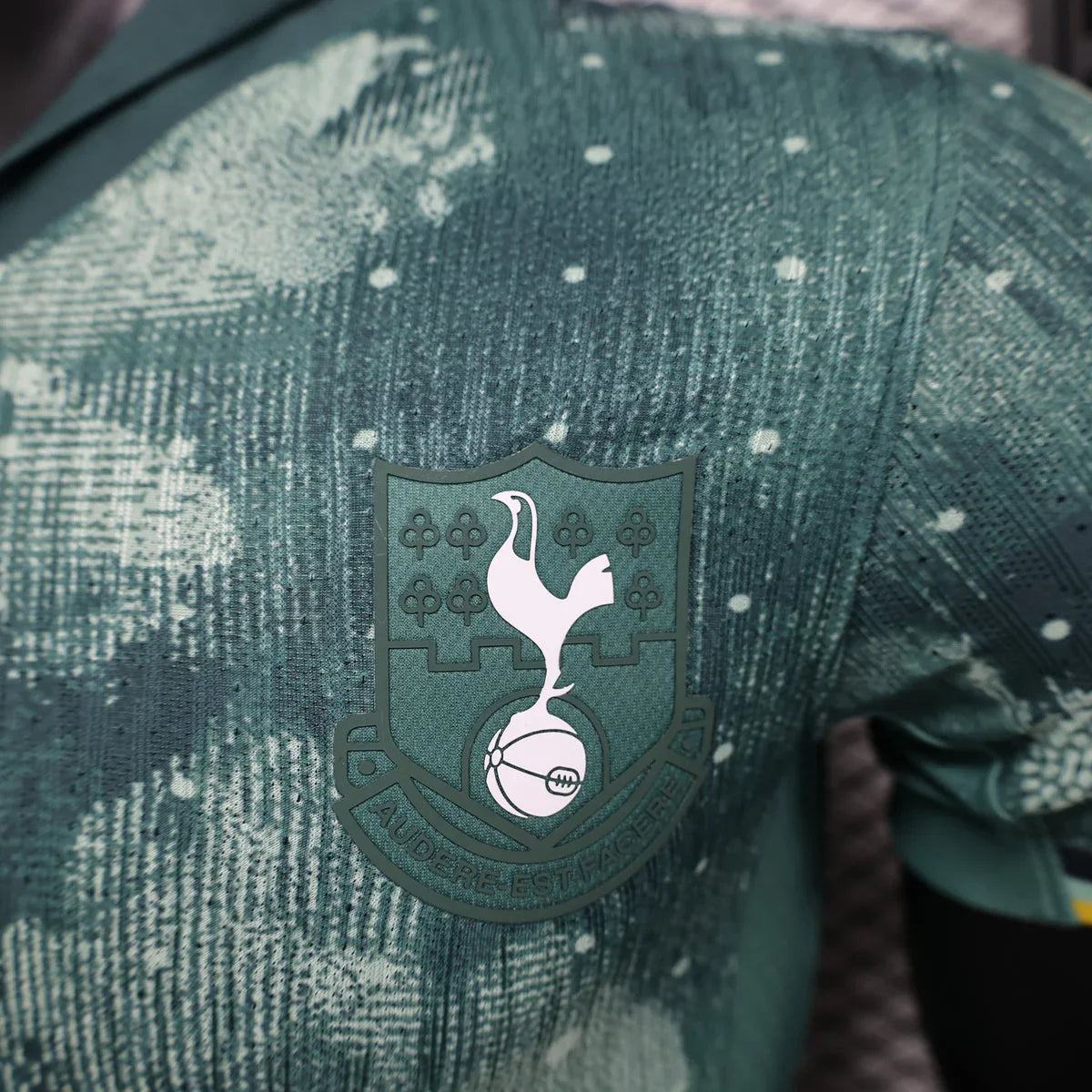 Maillot Tottenham 2024/2025 Le 12 -ème Maillot, maillot de football bleu avec logo et détails du club.