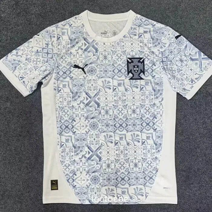 Maillot Portugal édition spéciale Le 12 -ème Maillot, vue de face, tissu en polyester avec logo et détails colorés.