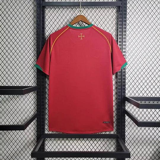 Maillot rétro du Portugal 2007 de la marque Le 12 -ème Maillot, vue de face, tissu rouge avec détails blancs et logo national.