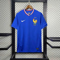 Maillot domicile de l'équipe de France de football 2024-2025, Le 12 -ème Maillot, vue de face avec logo et détails du design.