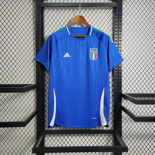 Maillot domicile de l'équipe de football Italie 2024/25, collection 2023/2024, par Le 12 -ème Maillot, vue de face.