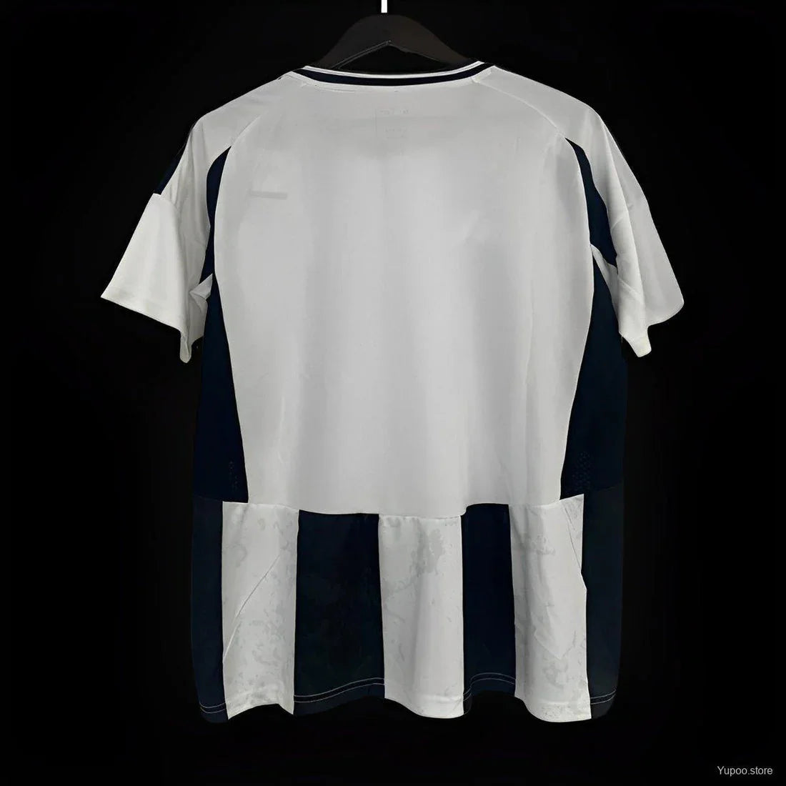Maillot domicile Juventus 2024/25 Le 12 -ème Maillot, maillot de football avec logo Juventus et design officiel, vue frontale.