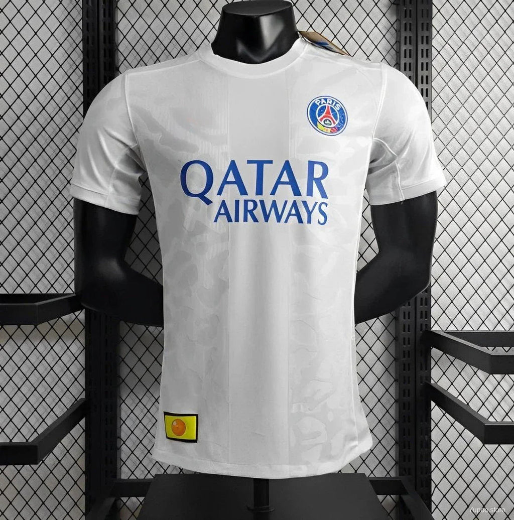 Maillot PSG édition spéciale 2024/25 de Le 12, devant avec logo et détails de l'équipe sur tissu bleu et rouge