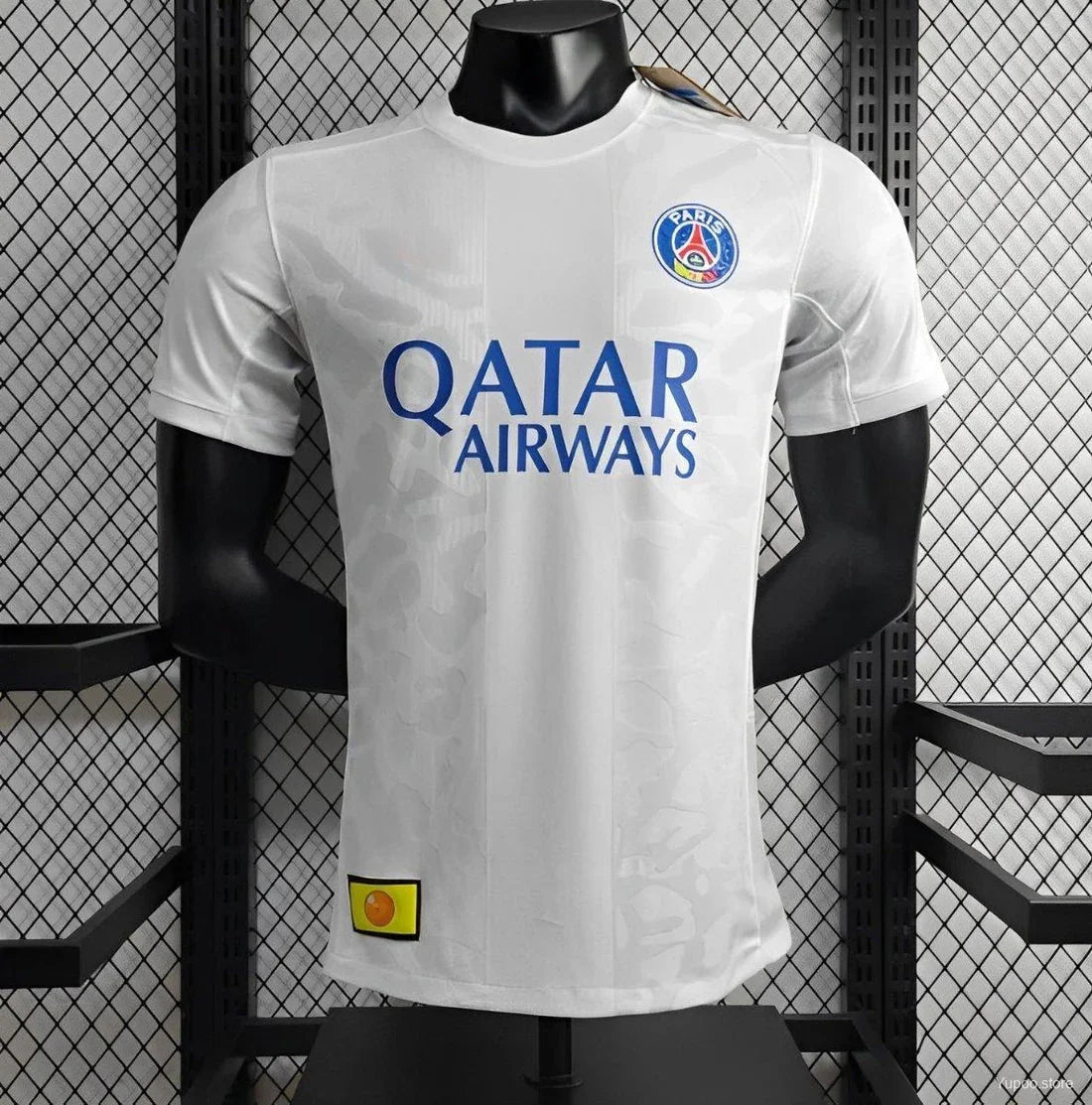 Maillot PSG édition spéciale 2024/25 de Le 12, devant avec logo et détails de l'équipe sur tissu bleu et rouge