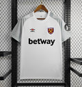 Maillot third de West Ham 2024/25, marque Le 12 -ème Maillot, vue frontale avec logo et design noir et blanc.