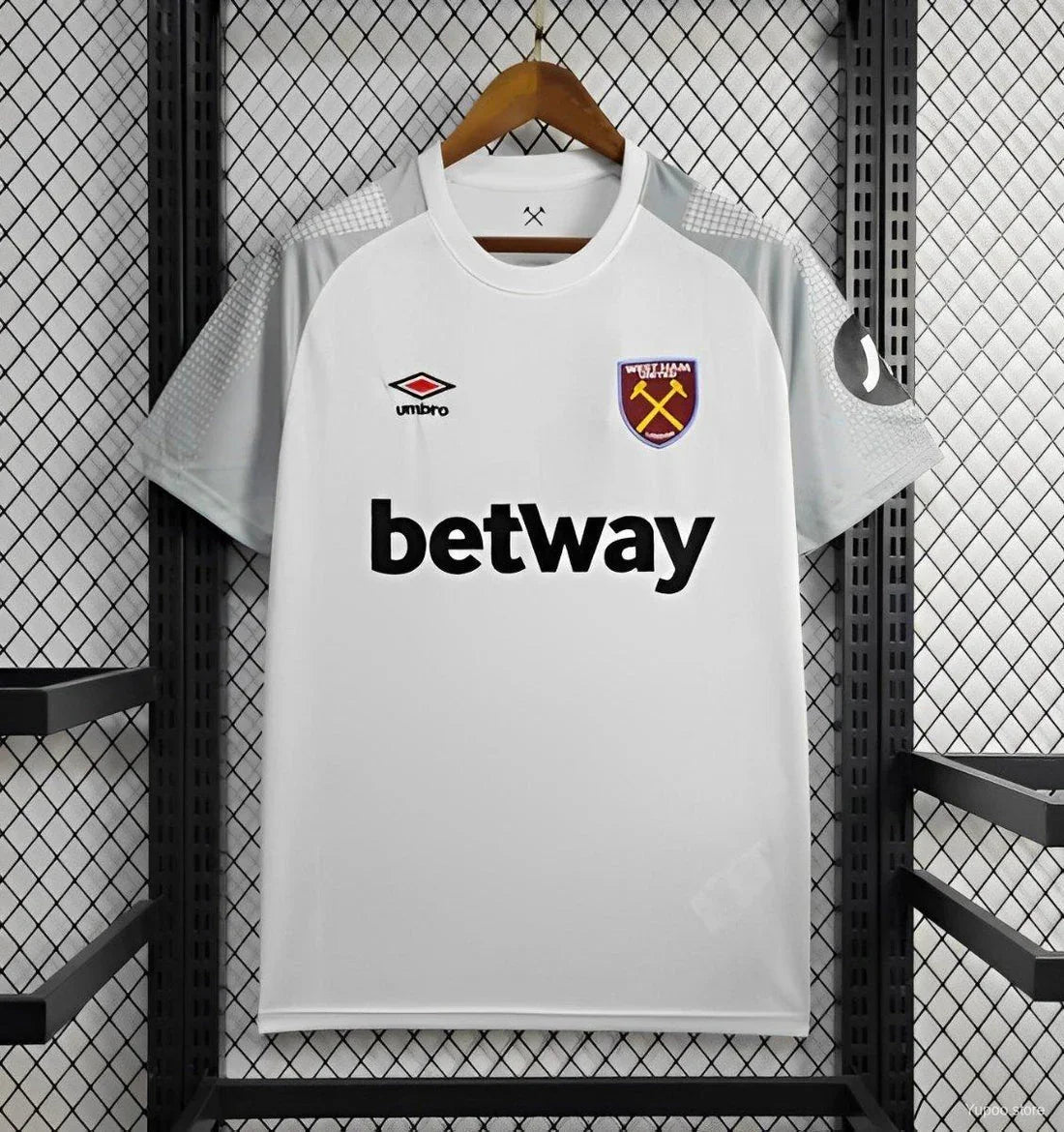 Maillot third de West Ham 2024/25, marque Le 12 -ème Maillot, vue frontale avec logo et design noir et blanc.