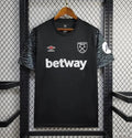 Maillot third noir de West Ham 2024/25 par Le 12 -ème Maillot, vue front avec logo et détails du design.
