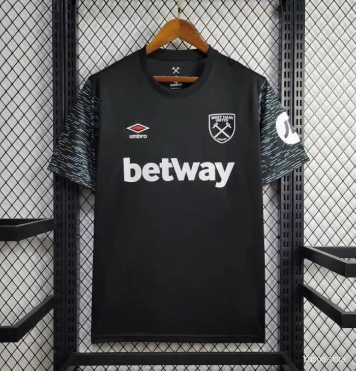 Maillot third noir de West Ham 2024/25 par Le 12 -ème Maillot, vue front avec logo et détails du design.