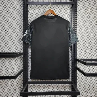 Maillot West Ham 2024/25 troisième, noir, version de Le 12 -ème Maillot, vue de face avec logo et détails du design.