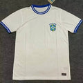 Maillot extérieur du Brésil 2024/25 Le 12, maillot de football avec couleurs et logo nationaux visibles.