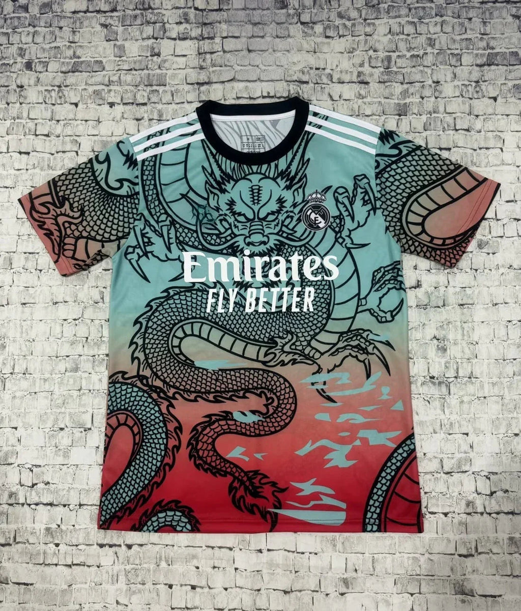 Maillot Real Madrid édition Dragon de Le 12-ème Maillot, maillot de football blanc avec logo et détails graphiques.