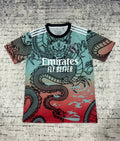 Maillot Real Madrid édition Dragon de Le 12-ème Maillot, maillot de football blanc avec logo et détails graphiques.
