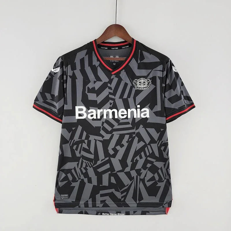 Maillot extérieur Bayern Leverkusen 2024/25, marque Le 12, vue de face avec design et logo de l'équipe bien visible.