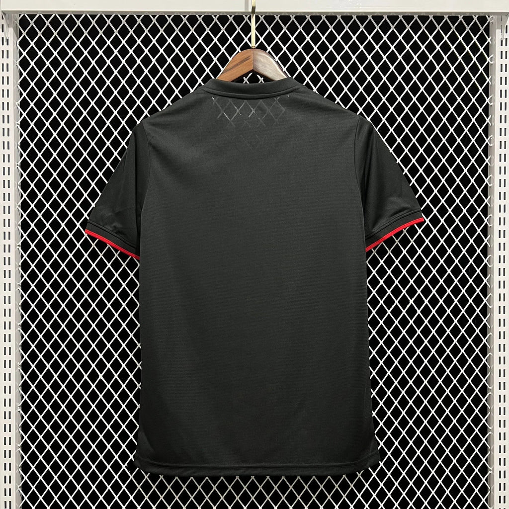 Maillot domicile Bayern Leverkusen 2024/25 Le 12 -ème Maillot, maillot de football avec logo et détails du club.