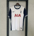 Maillot domicile Tottenham 2024/25 Le 12 -ème Maillot, devant avec logo du club et couleurs traditionnelles blanc et bleu.