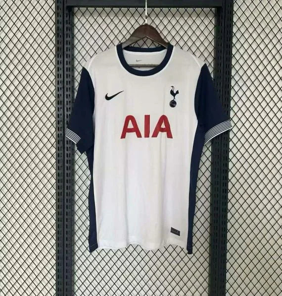 Maillot domicile Tottenham 2024/25 Le 12 -ème Maillot, devant avec logo du club et couleurs traditionnelles blanc et bleu.