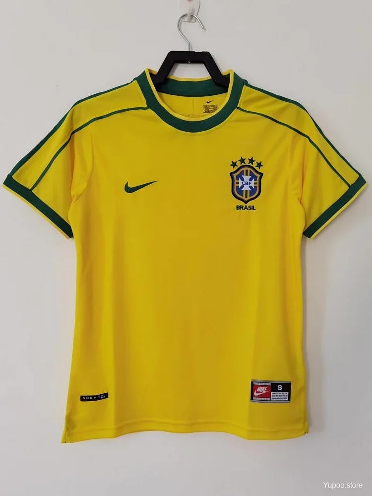 Maillot rétro du Brésil 1998 de la marque Le 12, vue de face, avec motifs colorés et logo national sur le devant.