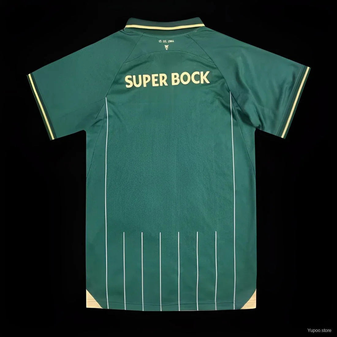 Maillot sportif édition spéciale Le 12 -ème Maillot, vue de face avec détails colorés et logo sur le devant.
