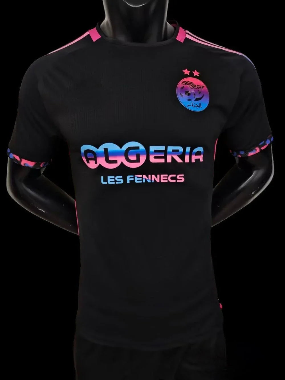 Maillot Algérie multicolore édition spéciale Le 12, maillot de football avec logo et motifs colorés visible sur l'image.