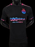 Maillot Algérie multicolore édition spéciale Le 12, maillot de football avec logo et motifs colorés visible sur l'image.
